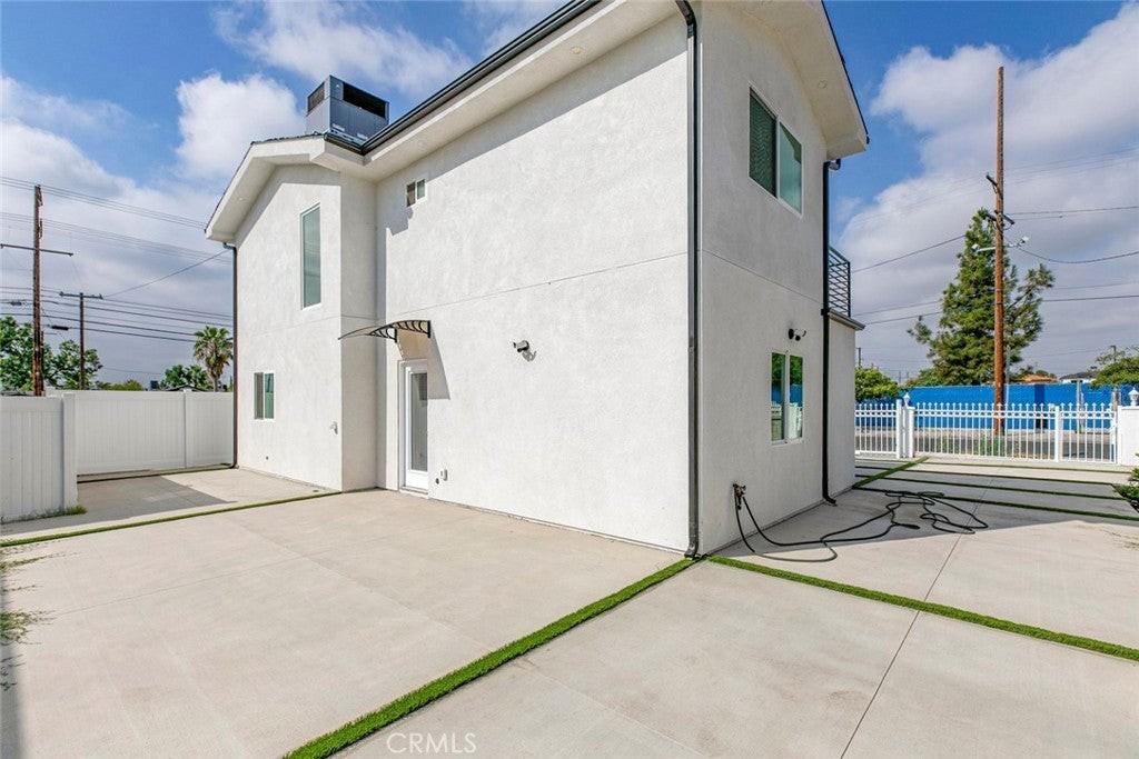 7610 Gentry Ave - Photo 7 of 34