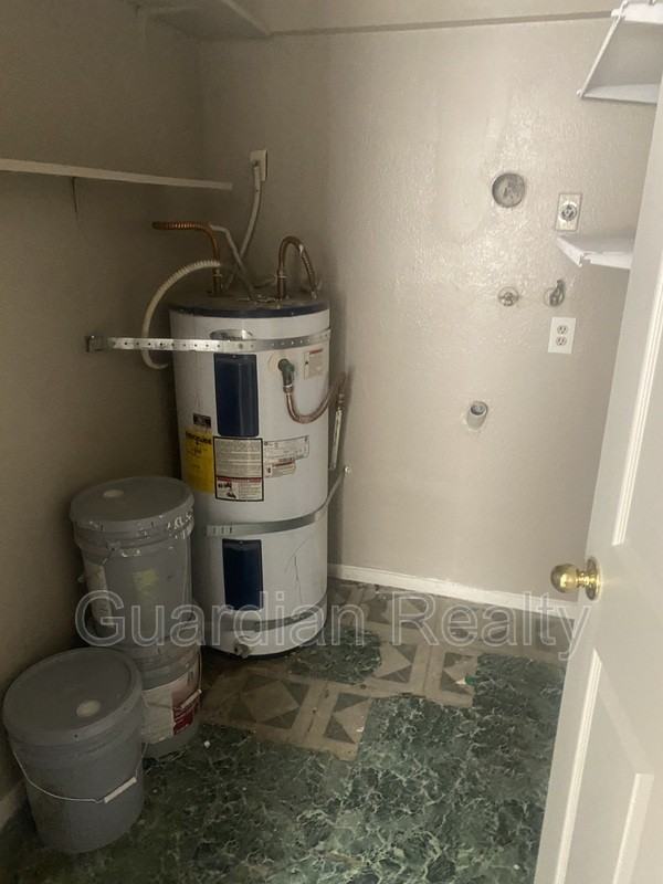 2125 Exeter Dr #4 - Photo 4 of 10