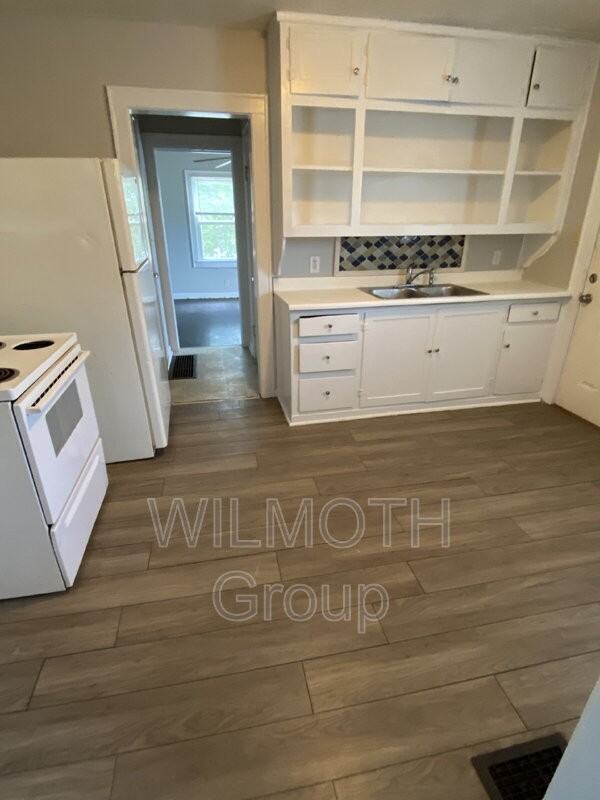 856 North Bradley Avenue - Photo 7 of 12