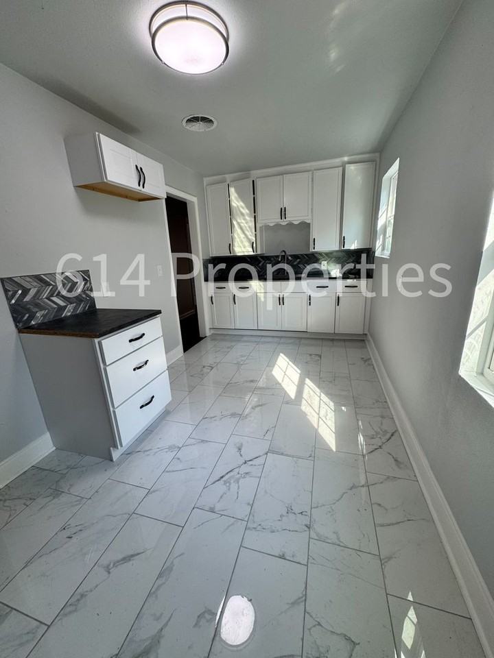314 W 47th Pl N - Photo 2 of 5