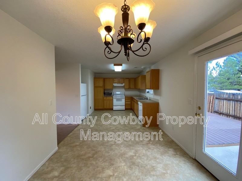 929 Palmer Dr - Photo 3 of 16