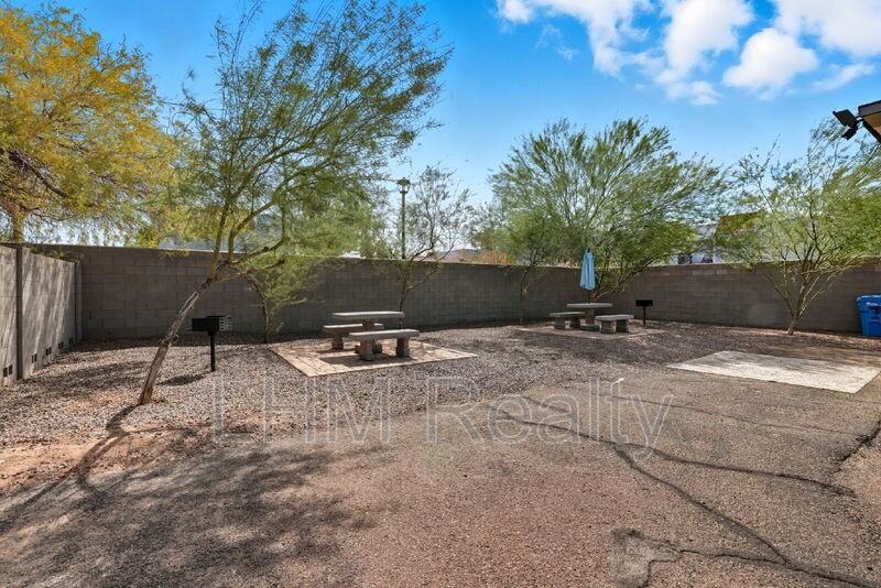 1713 N 31st Pl #6 - Photo 6 of 19