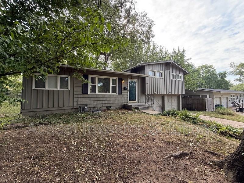 7945 Falmouth St - Photo 3 of 31