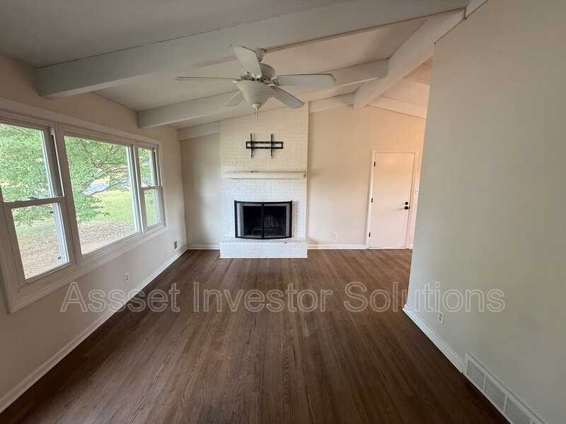 7945 Falmouth St - Photo 4 of 31