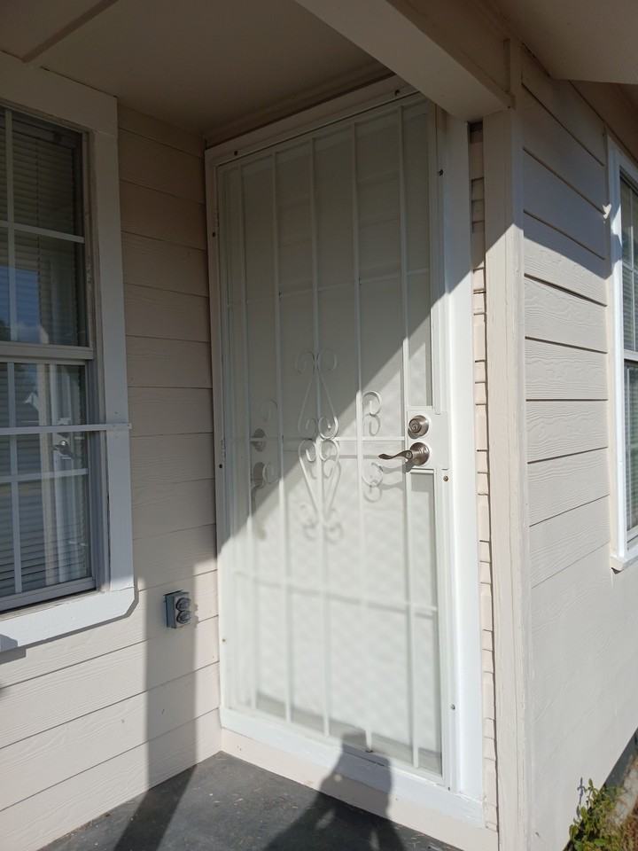 2223 Waverly Ave - Photo 3 of 8