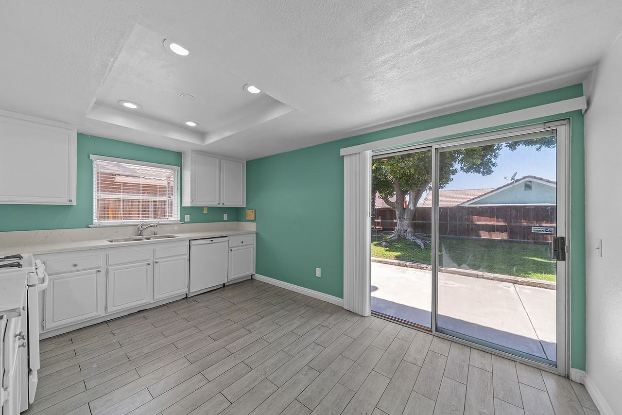 11530 Larchwood Dr - Photo 6 of 24