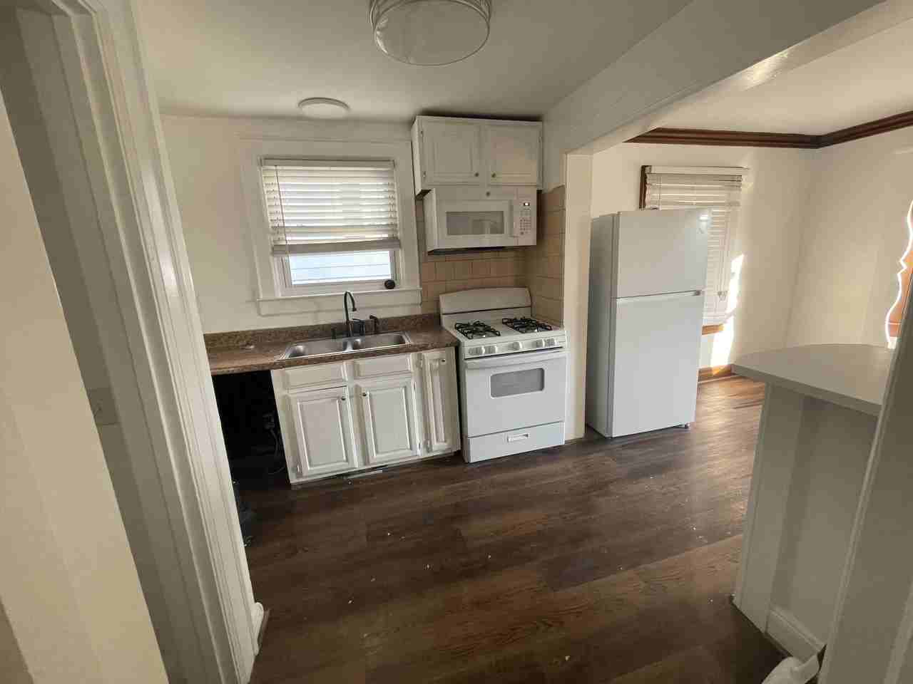707 Clinton Ave - Photo 6 of 14