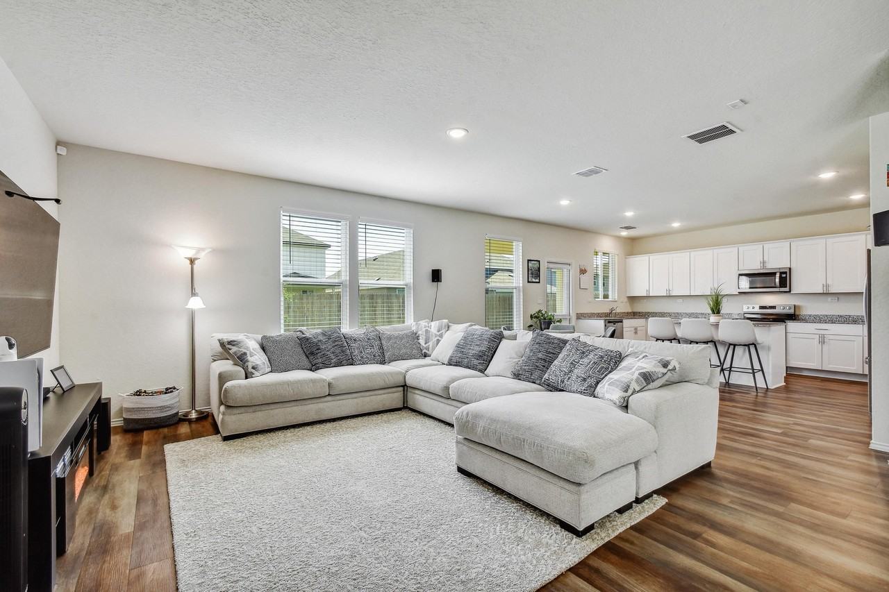 4113 Paddock Trl - Photo 4 of 37