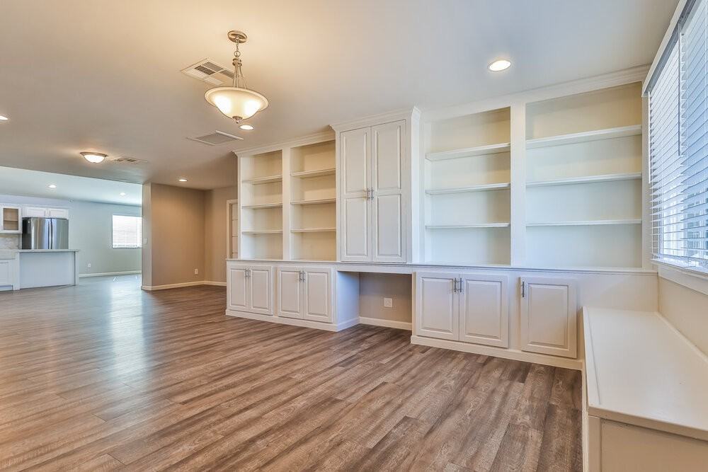 825 West 19th Street - Photo 4 of 15