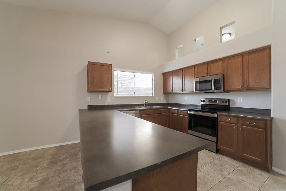 13538 W Berridge Ln - Photo 5 of 16