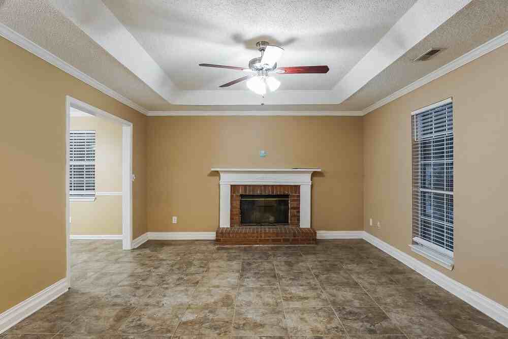 144 Carriage Dr - Photo 5 of 16