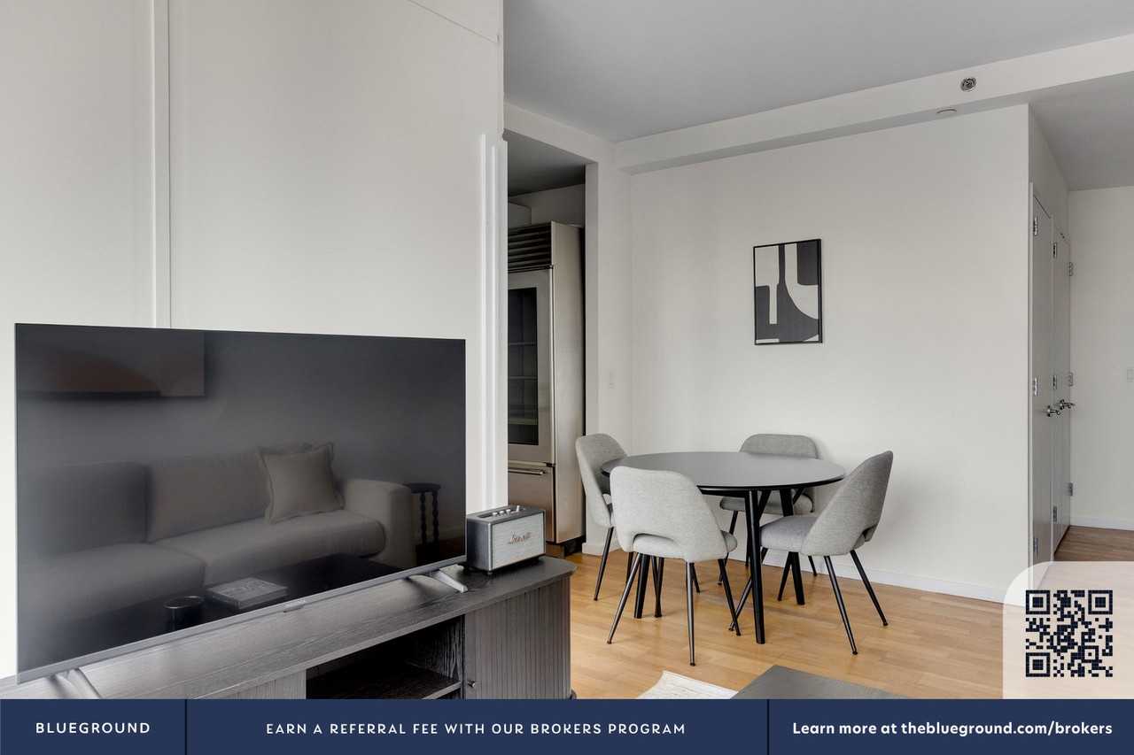 635 West 42nd Street - Photo 5 of 44