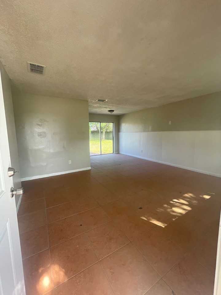 2319 Otis Ave - Photo 2 of 9