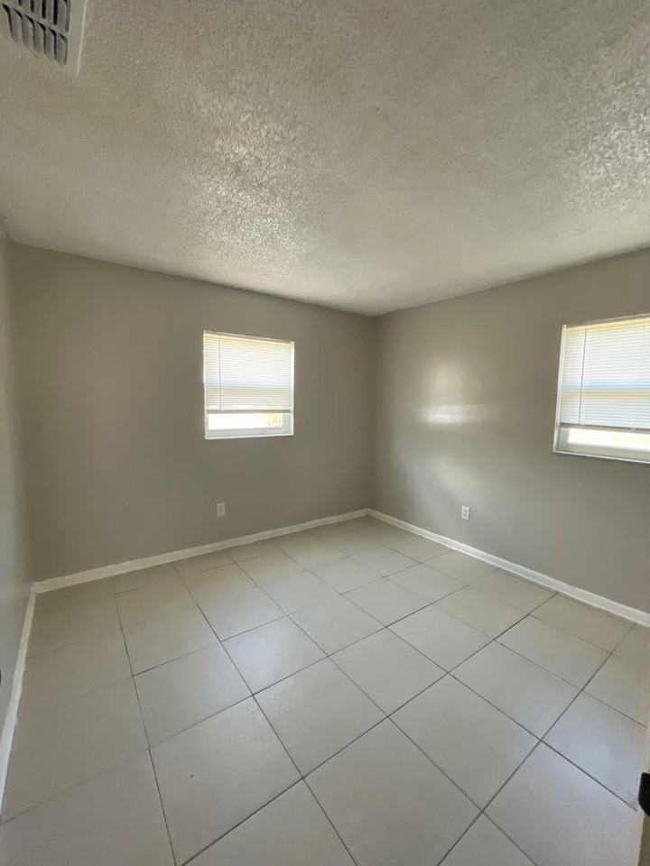 2319 Otis Ave - Photo 4 of 9