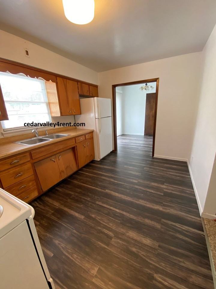717 Bismark Ave - Photo 2 of 5