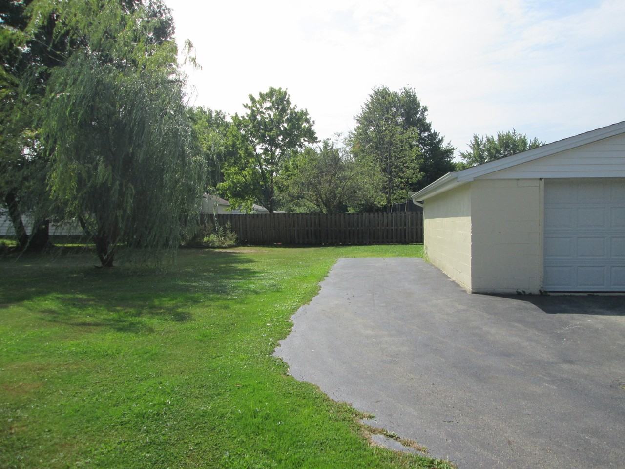 2433 Bainbridge Ave - Photo 4 of 18