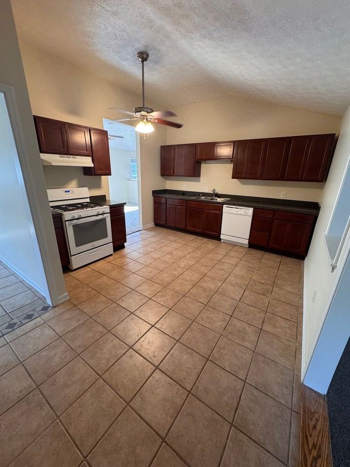 2433 Bainbridge Ave - Photo 6 of 18