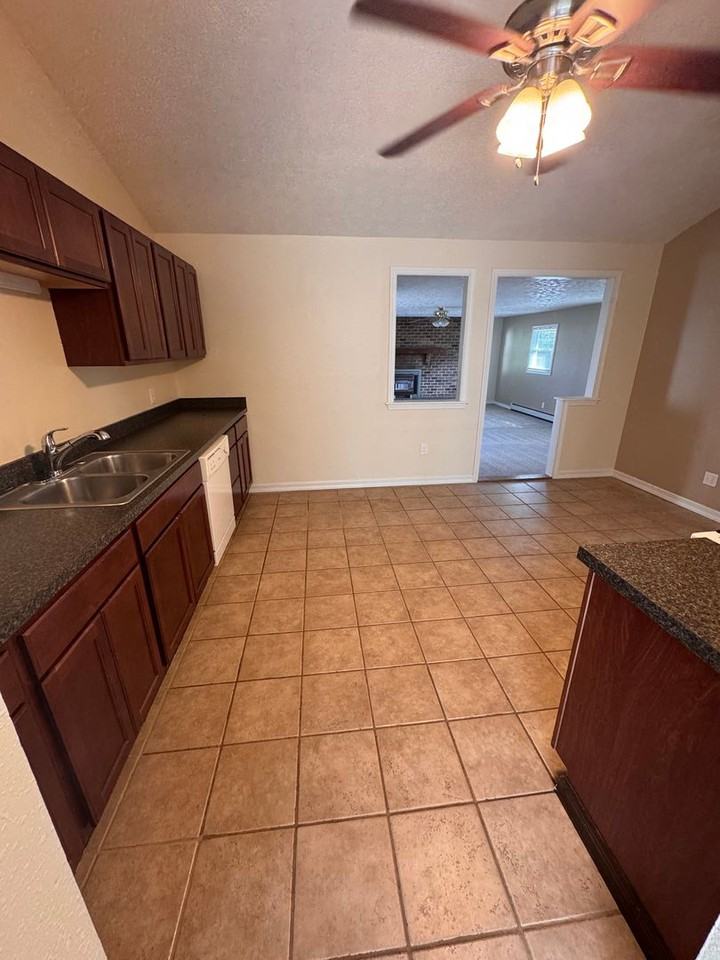 2433 Bainbridge Ave - Photo 7 of 18