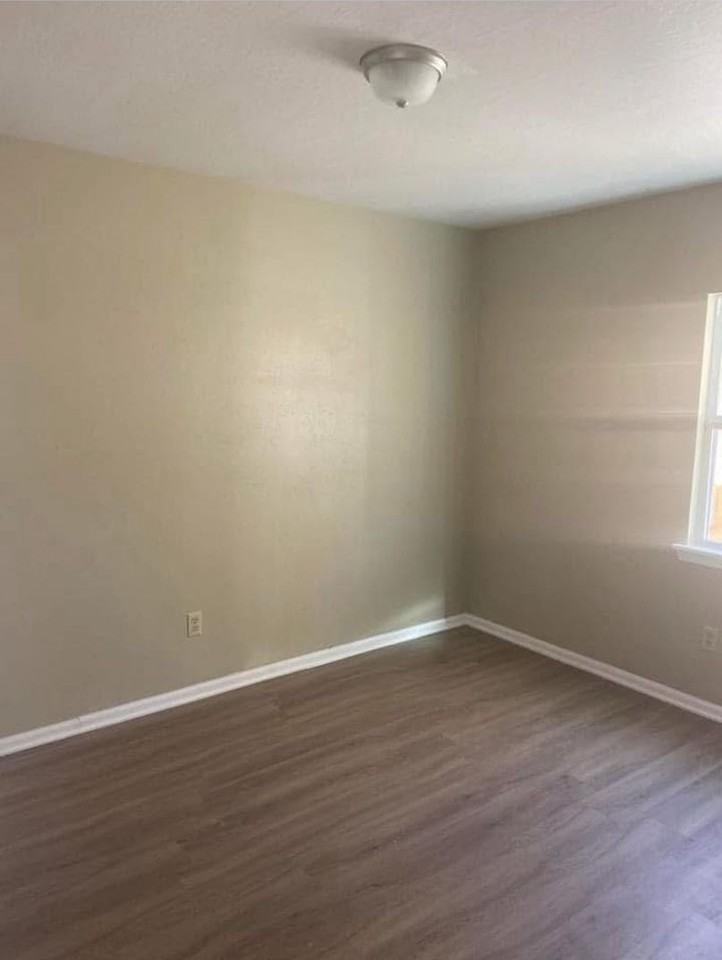 1027 Woodville Dr - Photo 3 of 4