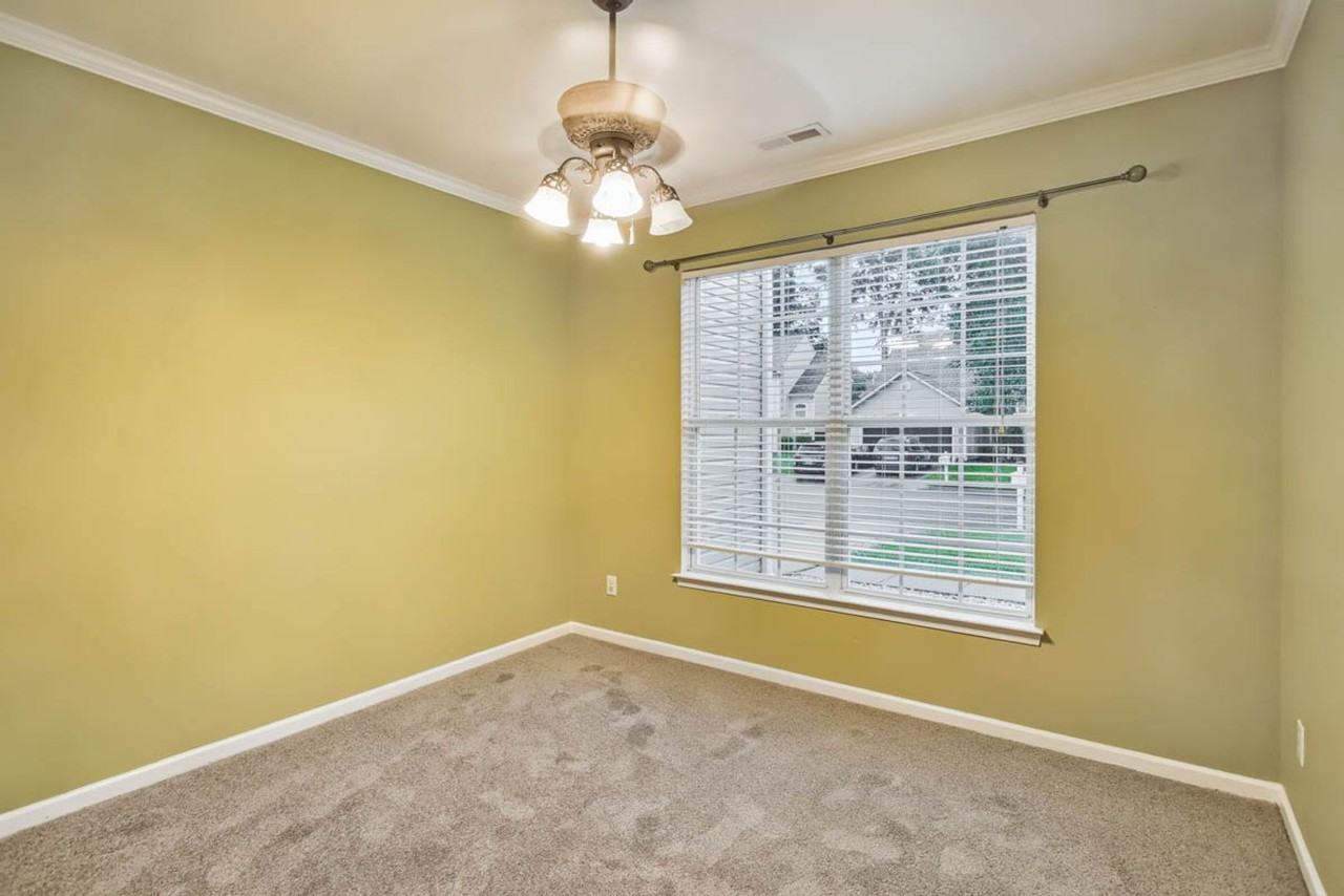 933 Holbrook Dr - Photo 3 of 26