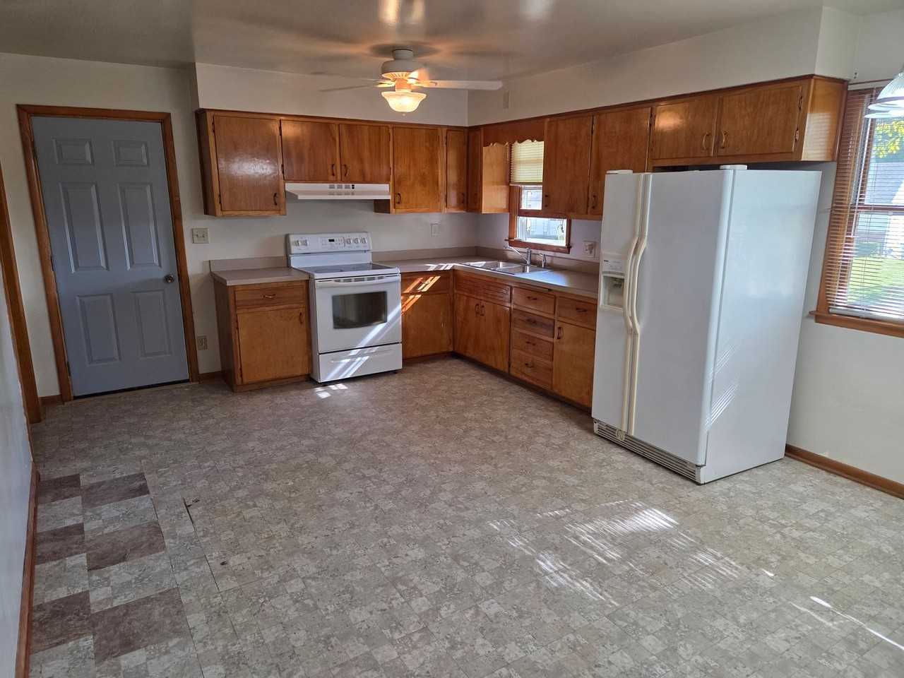 247 School St - Photo 2 of 8