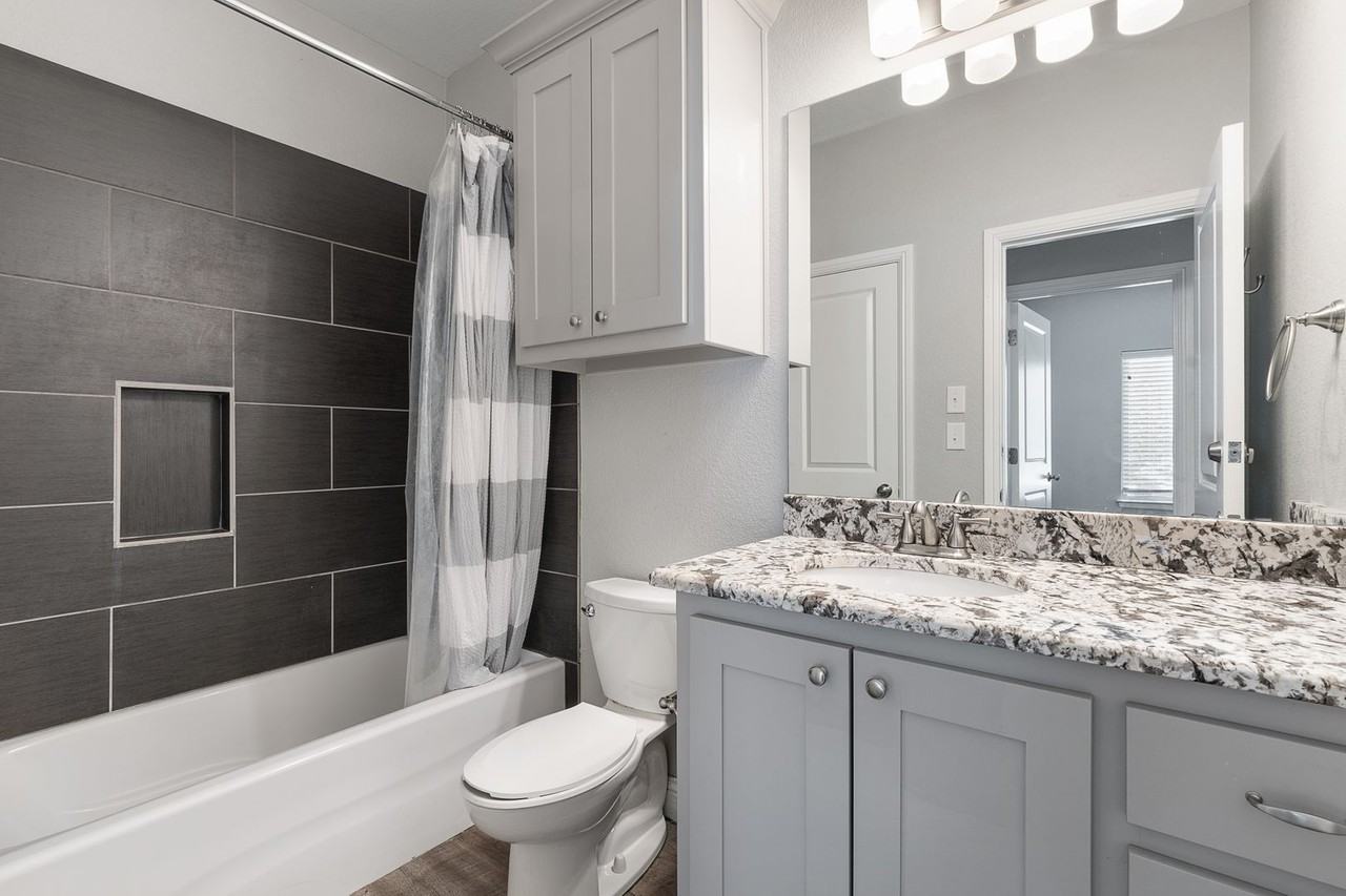 2404 W Lowden St - Photo 3 of 12