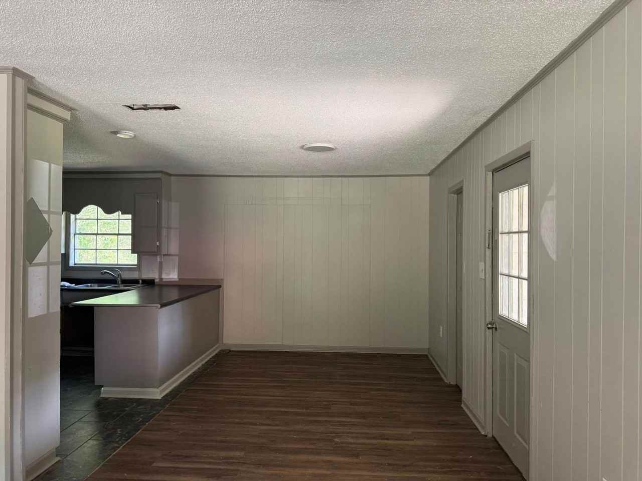 822 Laura St - Photo 3 of 7