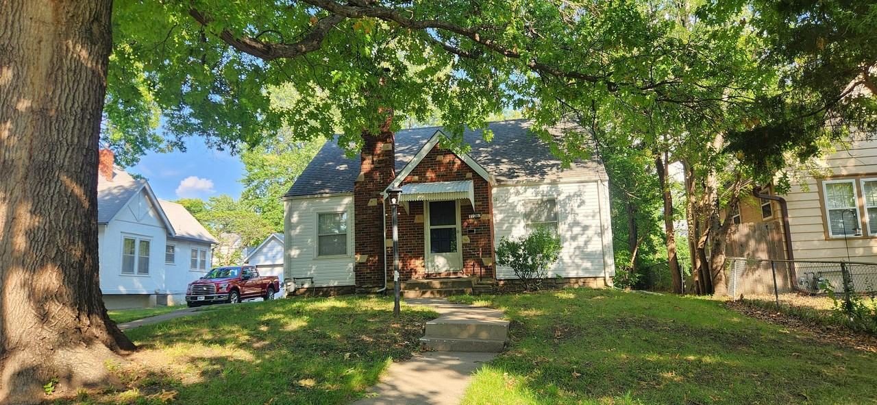 1126 Southwest Medford Avenue - Photo 2 of 26