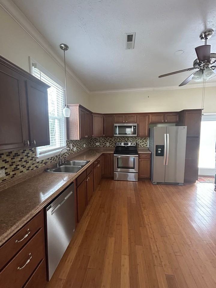 24 A St Sw - Photo 2 of 13