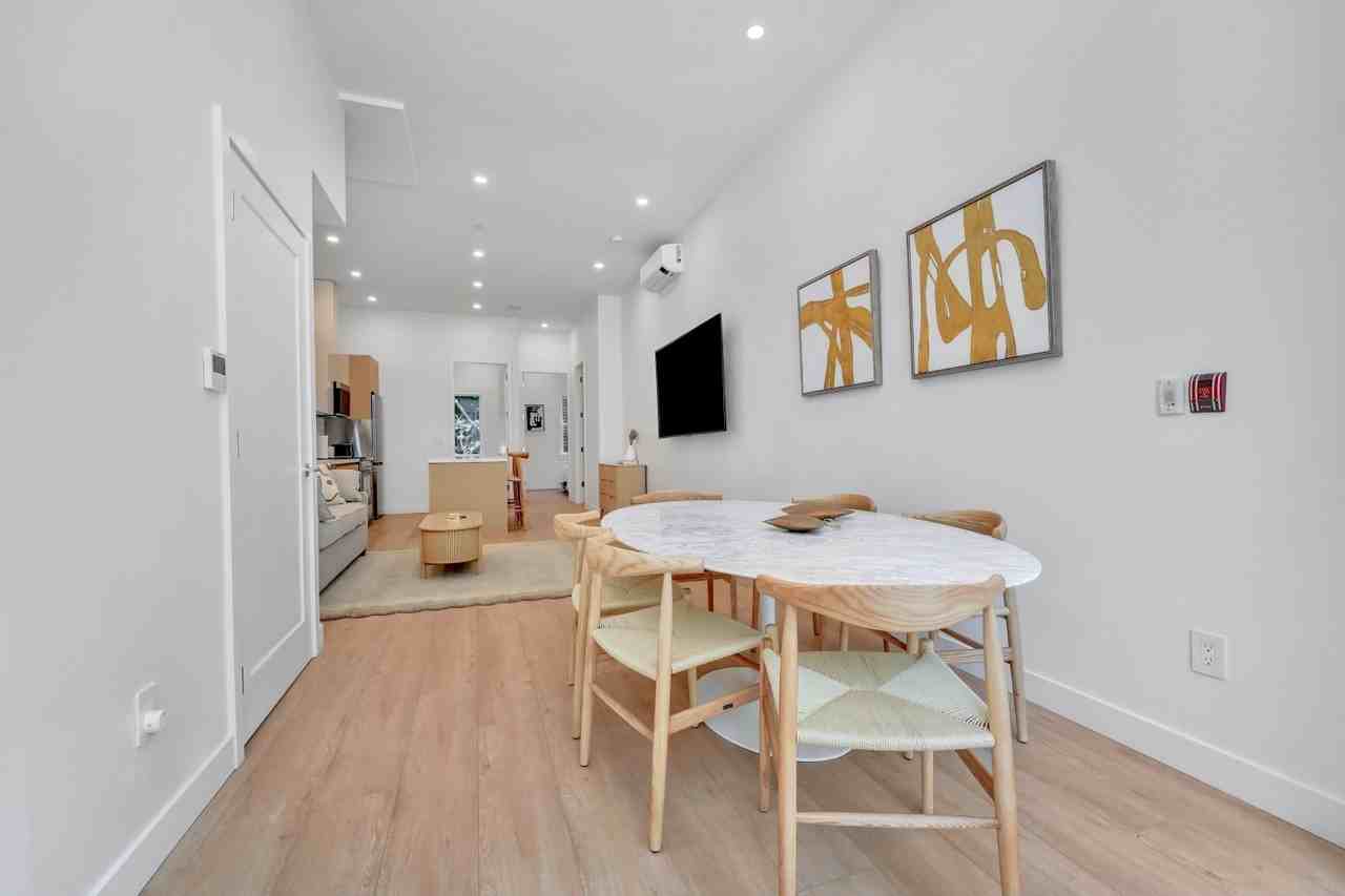 955 Nicola Street - Photo 4 of 34
