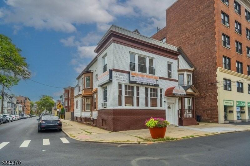 115 Jefferson Avenue - Photo 2 of 9