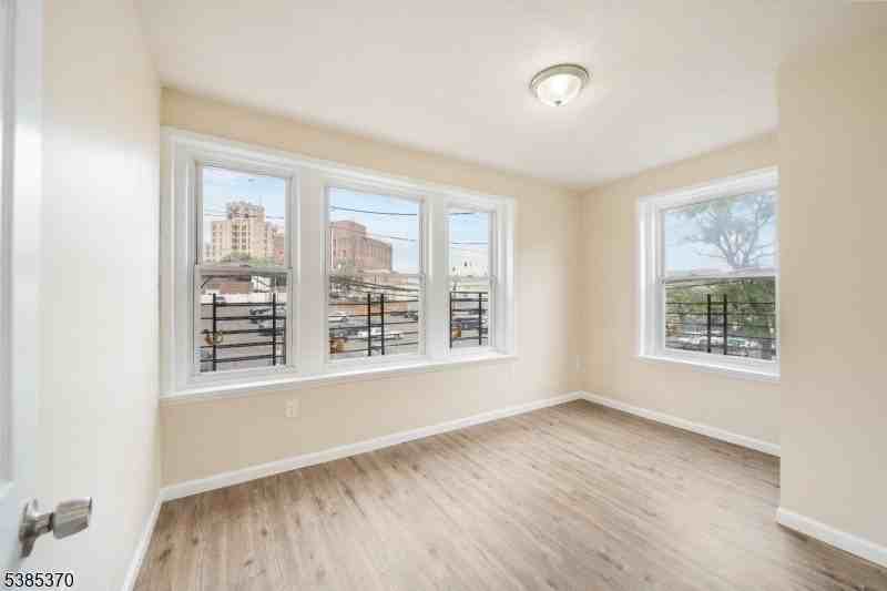 115 Jefferson Avenue - Photo 6 of 9