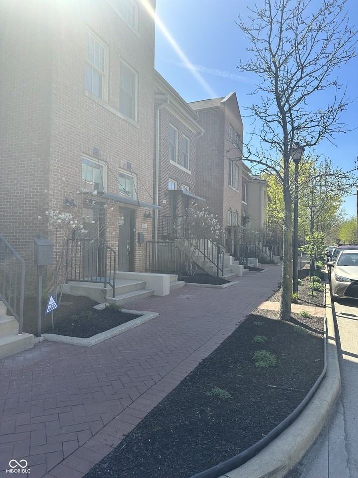 543 N Park Ave #543 - Photo 3 of 39