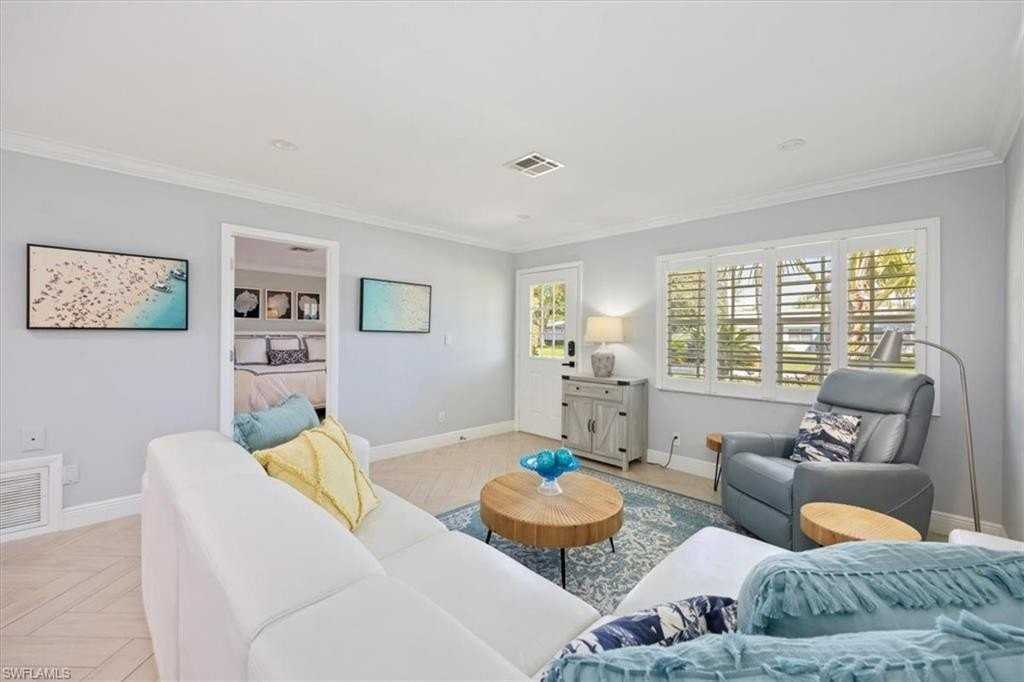 1236 13th Ave N - Photo 4 of 26