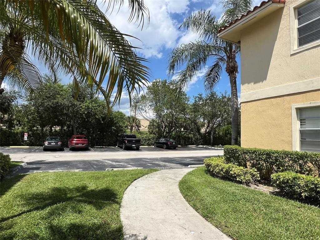 1241 Sw 46th Ave #1008 - Photo 3 of 23