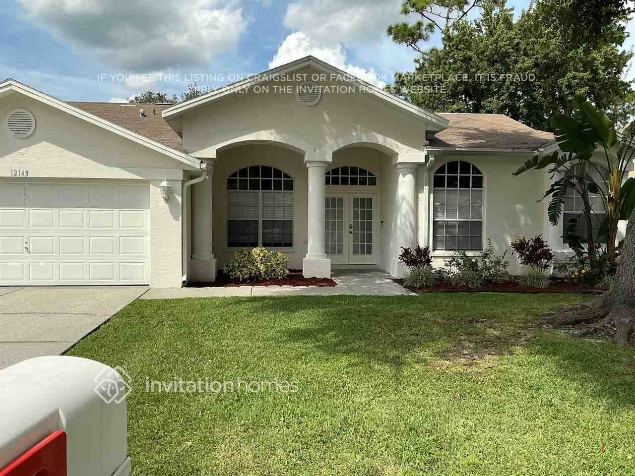 12143 Roseland Dr - Photo 2 of 23