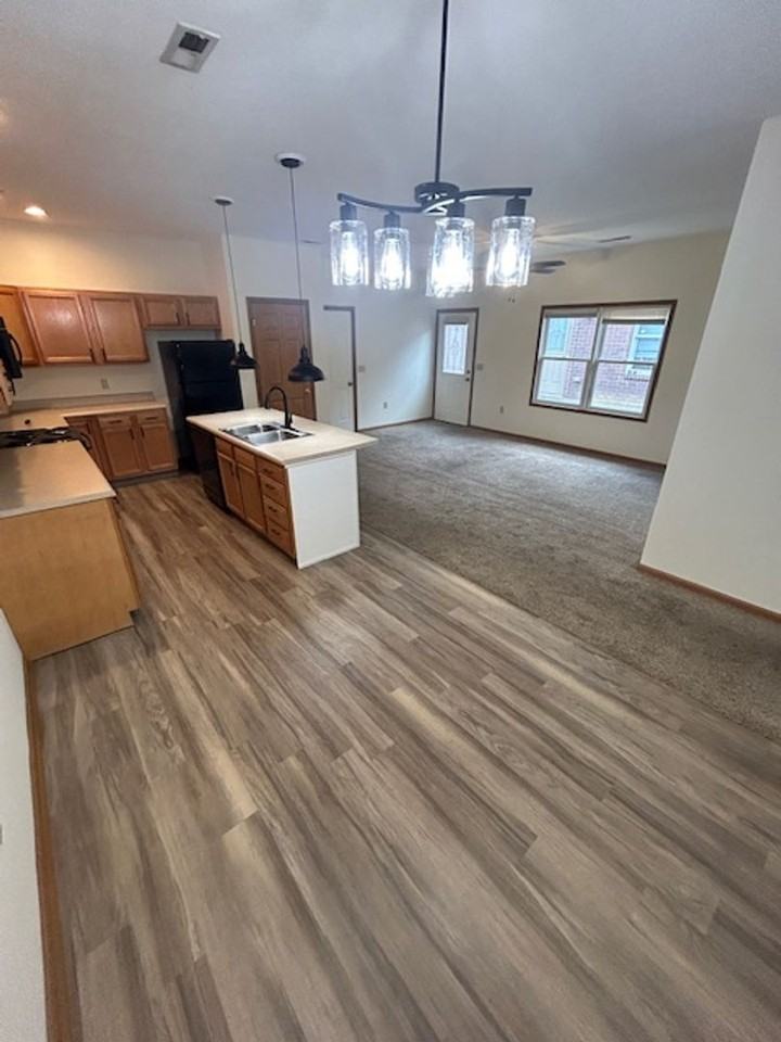 1529 Williamsburg Pl - Photo 2 of 17