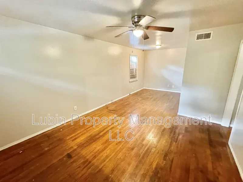 1616 Oberle Ave - Photo 3 of 4