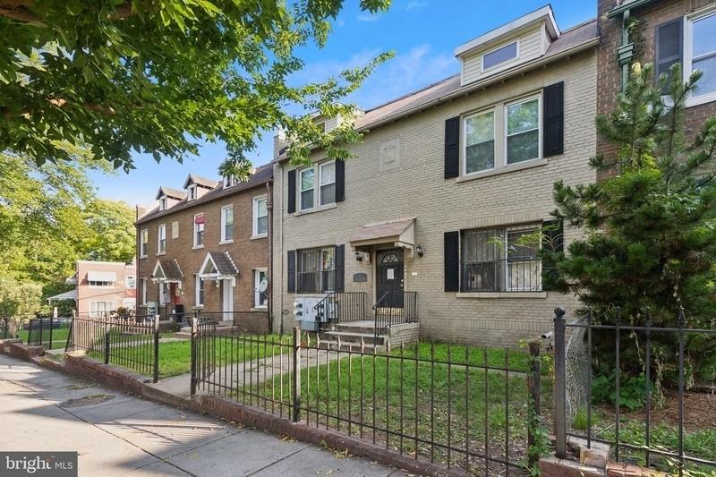 1106 Queen St Ne #4 - Photo 2 of 11