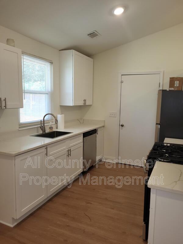 686 Alex Way Sw - Photo 3 of 13