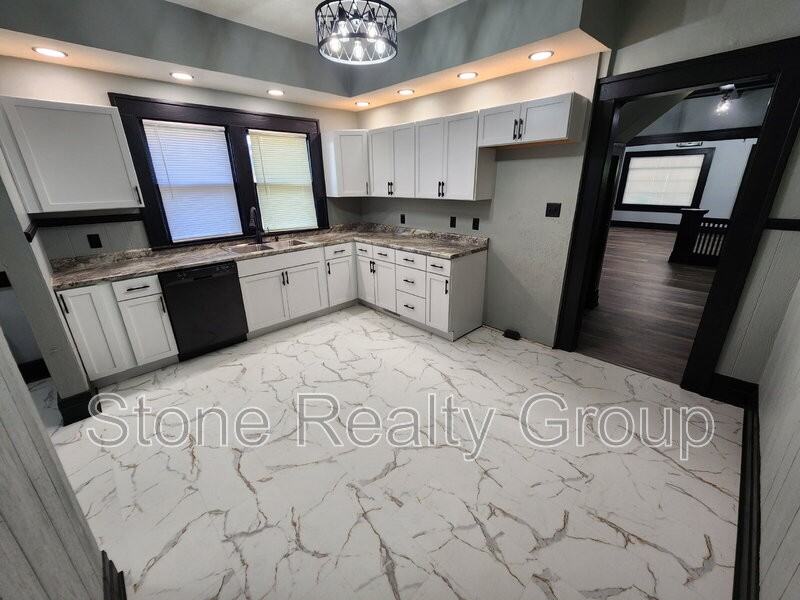 1723 Thompson Ave - Photo 5 of 13