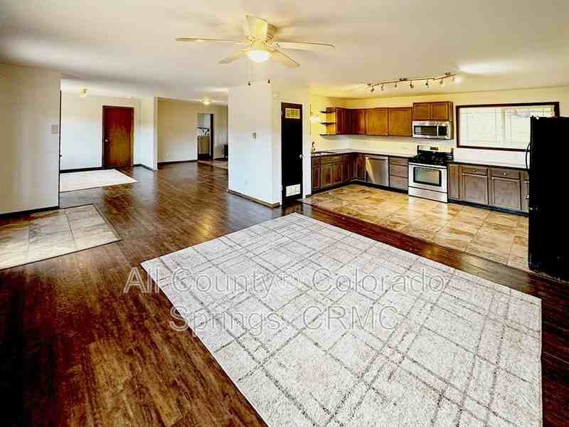 1031 Old Wagon Trl - Photo 2 of 28