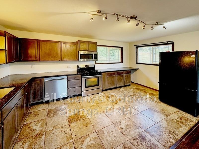 1031 Old Wagon Trl - Photo 3 of 28