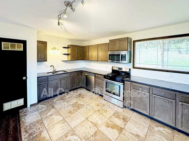 1031 Old Wagon Trl - Photo 4 of 28