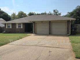904 E Hills Dr - Photo 1 of 1