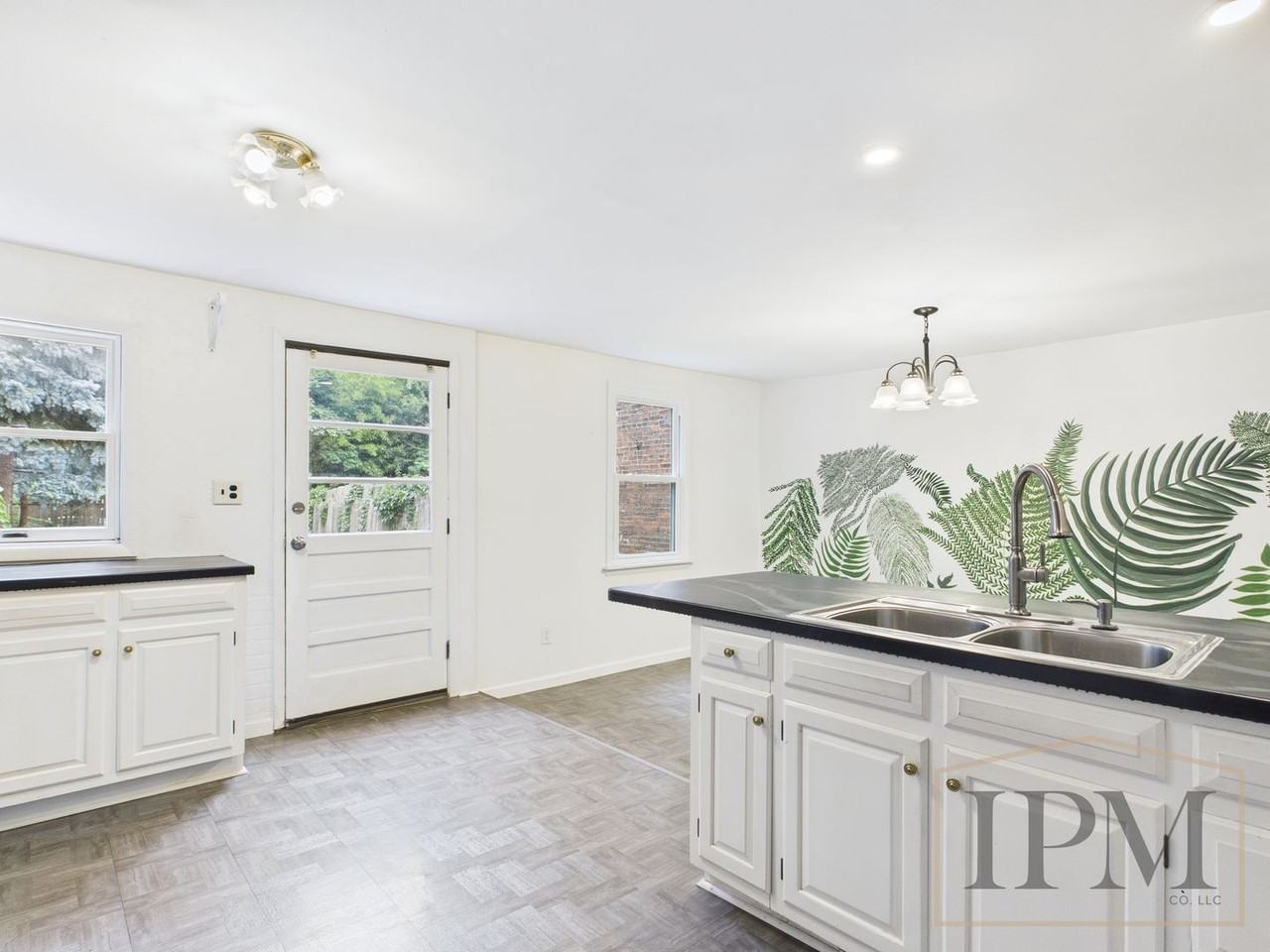 115 N Newberry St - Photo 2 of 15