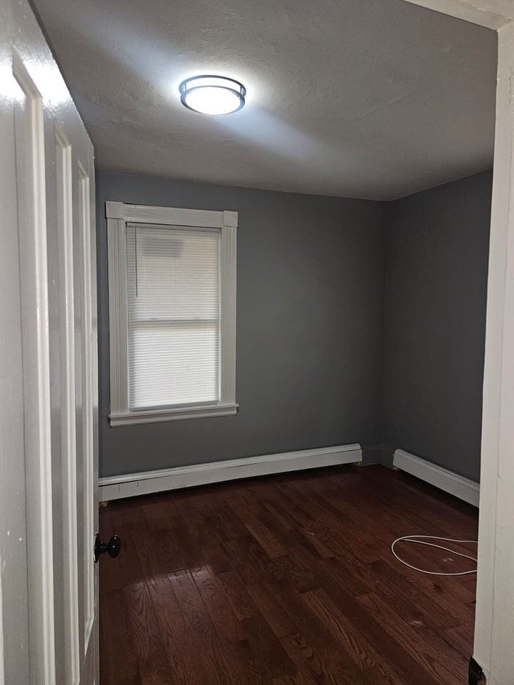 479 Putnam Street - Photo 4 of 9