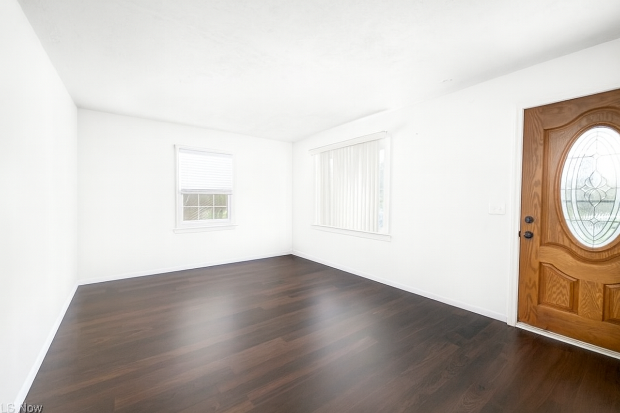 187 Everhard Rd Sw - Photo 3 of 13