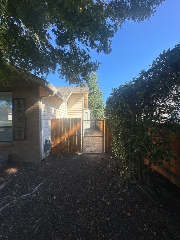 2660 Wilkshire Dr - Photo 2 of 39