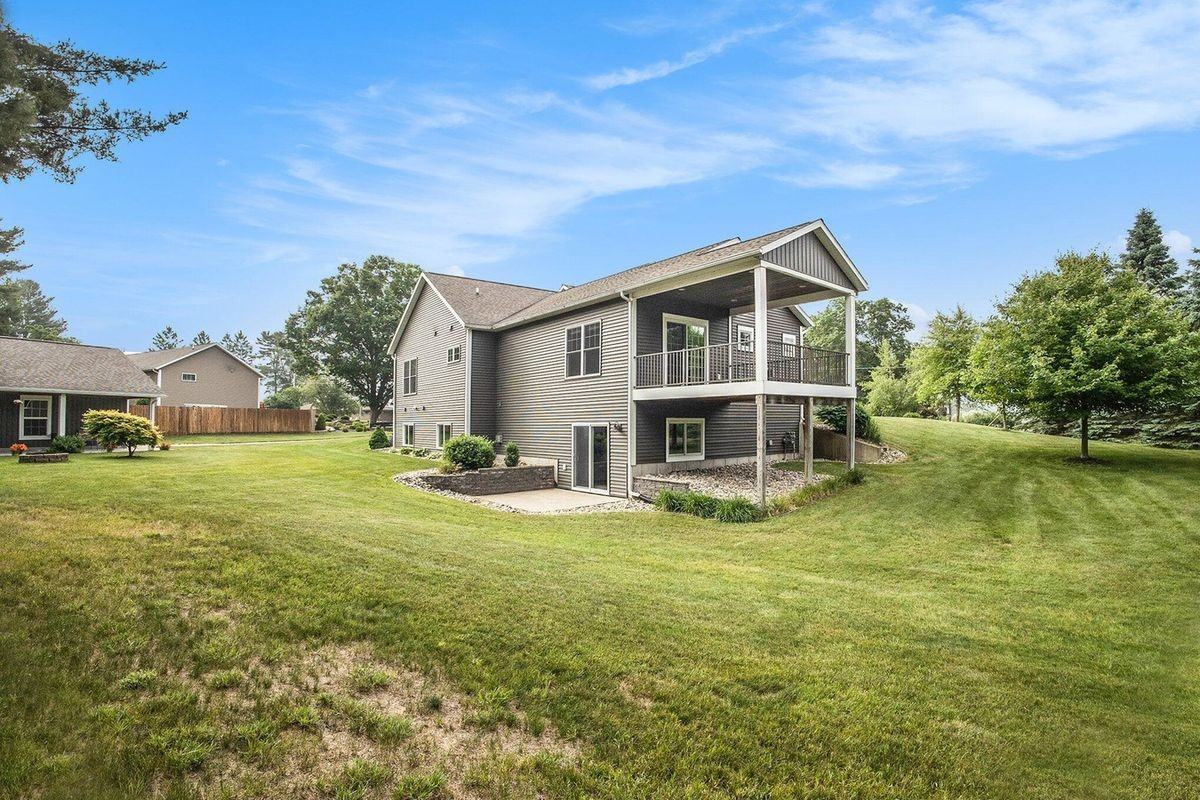 1398 N Lakeshore Dr - Photo 4 of 12